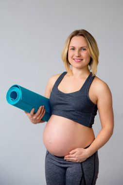 Egzersiz yapan hamile kadın