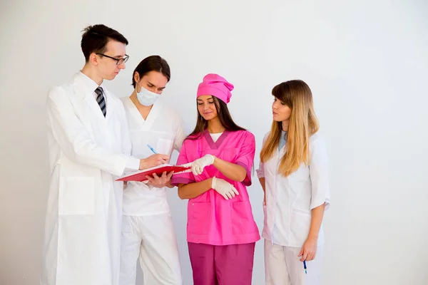 Médicos sobre fondo blanco — Foto de Stock