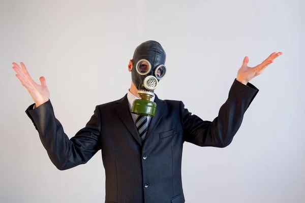 Empresário em uma máscara de gás — Fotografia de Stock