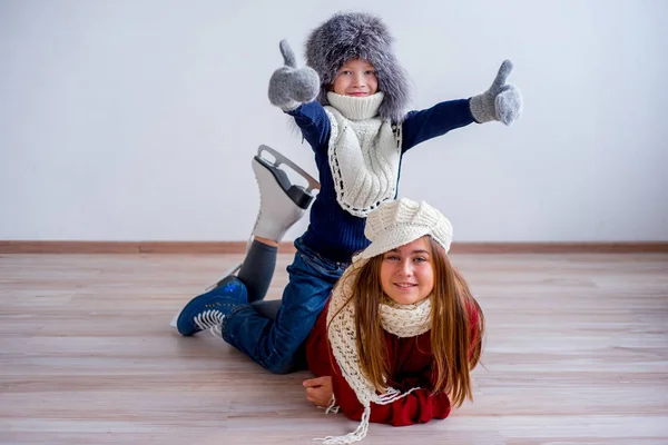 Meninas em patins de gelo — Fotografia de Stock