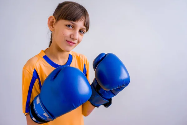 Adolescente menina boxe — Fotografia de Stock