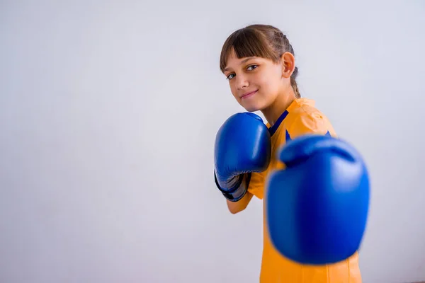 Adolescente menina boxe — Fotografia de Stock