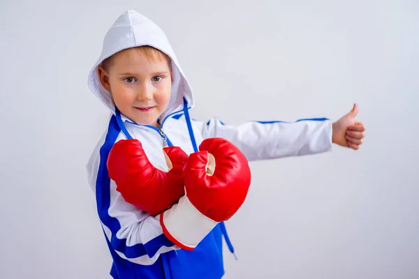 Küçük çocuk boks — Stok fotoğraf