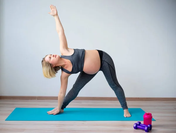 Femme enceinte faisant du yoga — Photo