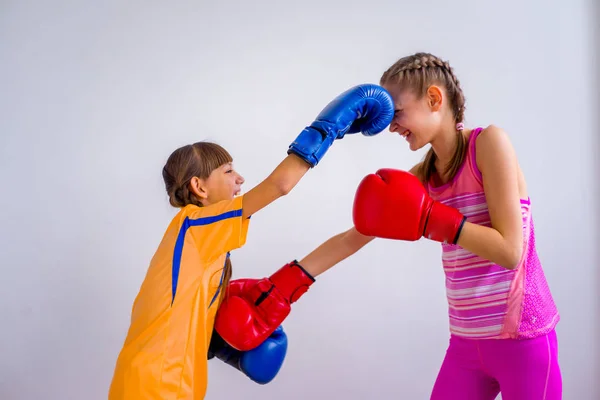 Adolescente menina boxe — Fotografia de Stock