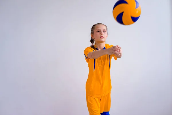 Dívka hraje volejbal — Stock fotografie