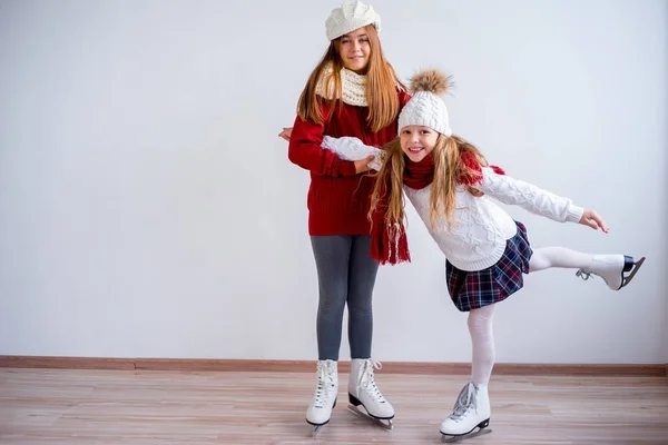Meninas em patins de gelo — Fotografia de Stock