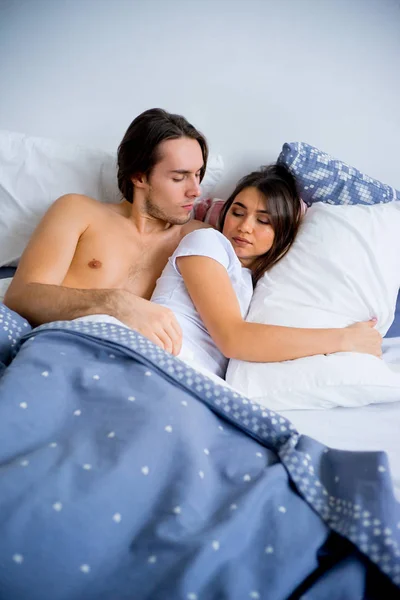 Casal na cama — Fotografia de Stock