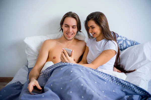 Par i seng - Stock-foto