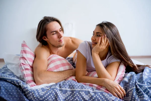 Casal na cama — Fotografia de Stock