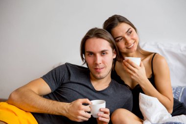 Yatakta sıcak kahve