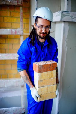 Teselli sahasında çalışan bir işçi