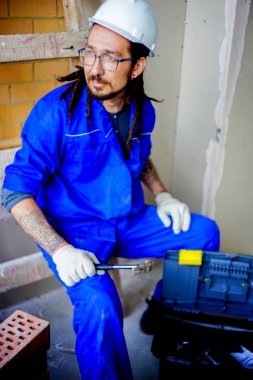 Teselli sahasında çalışan bir işçi