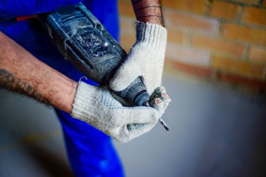 Teselli sahasında çalışan bir işçi
