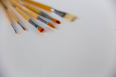 bir tablo üzerinde fırçalar