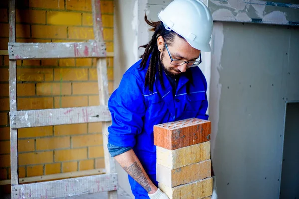 Teselli sahasında çalışan bir işçi