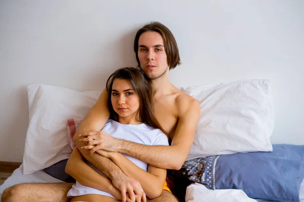 Egy pár az ágyban — Stock Fotó