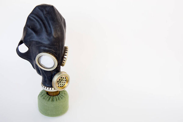 Маска газа на столе
