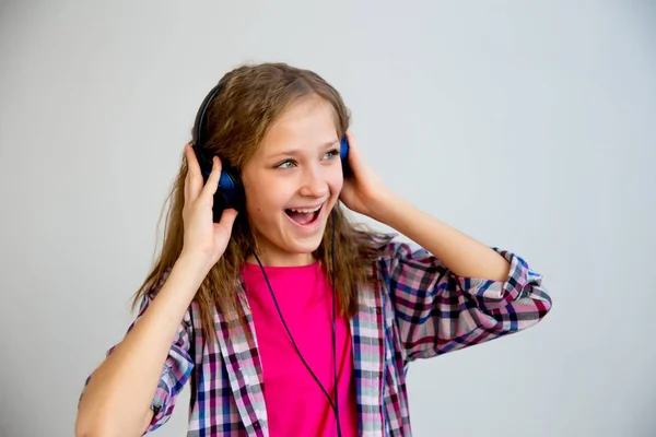 Fille chantant dans casque — Photo