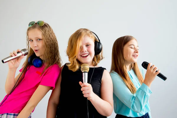 Dziewczyny, śpiewając w słuchawkach — Zdjęcie stockowe