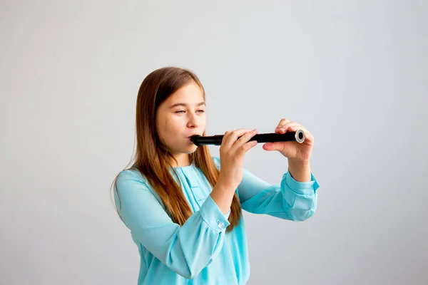 Dziewczynka gry flet — Zdjęcie stockowe