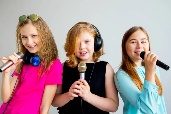 Chicas cantando en auriculares — Foto de Stock