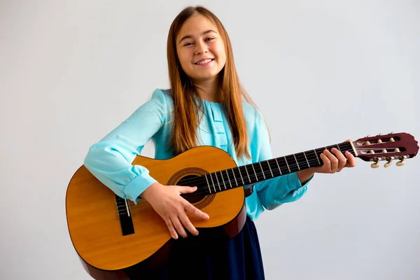 Mädchen spielt Gitarre — Stockfoto