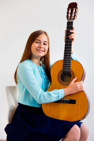 Mädchen spielt Gitarre — Stockfoto