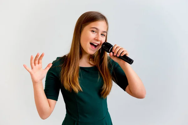 Девушка поет с микрофоном — стоковое фото