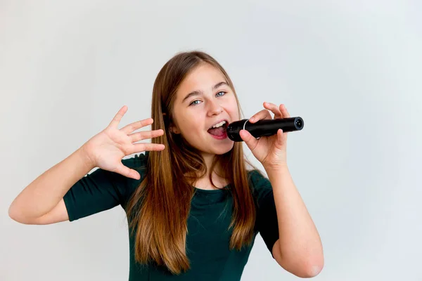 Menina cantando com um microfone — Fotografia de Stock