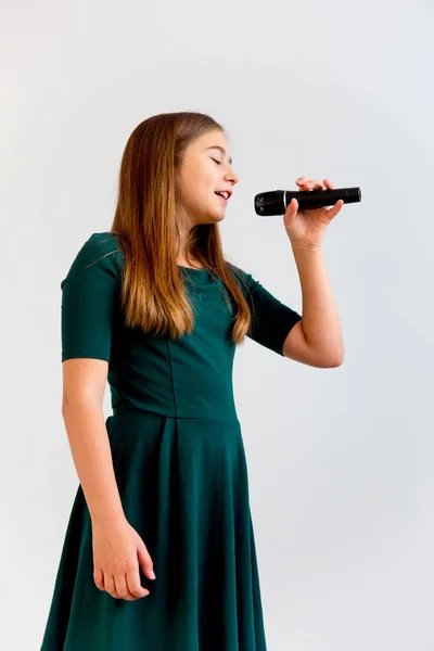 Tjej sjunger med en mikrofon — Stockfoto