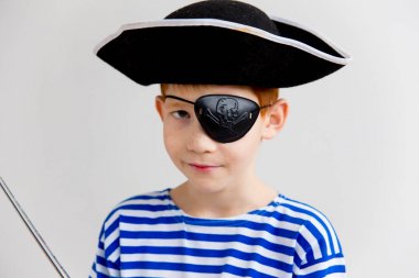 Çocuk bir korsan kostüm