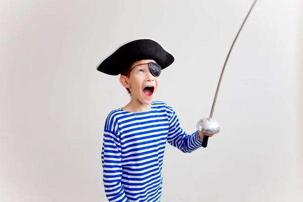 Chico en un traje de pirata — Foto de Stock