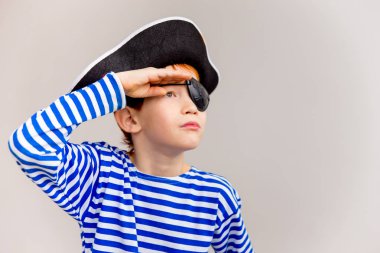 Çocuk bir korsan kostüm