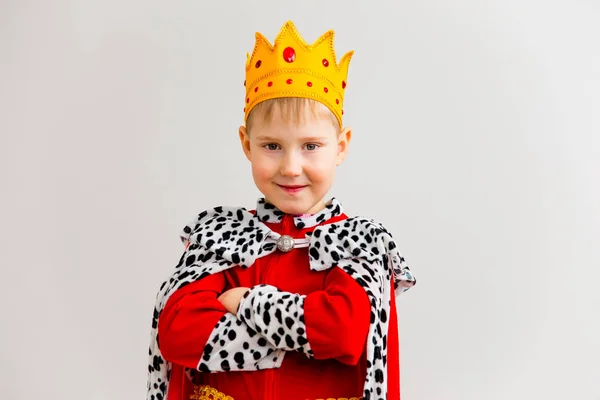 Niño en un traje de rey — Foto de Stock