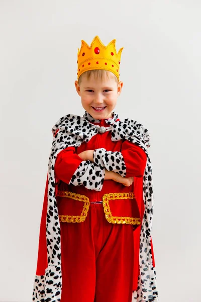 Chłopiec w króla kostium — Zdjęcie stockowe