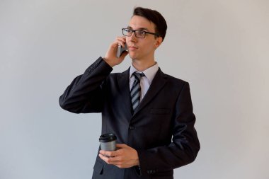 Beyaz arkaplan üzerinde iş adamı