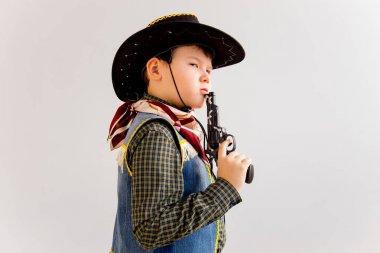Kovboy kostümlü çocuk