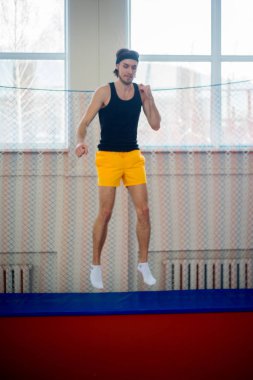 İnsanlar trambolin Merkezi