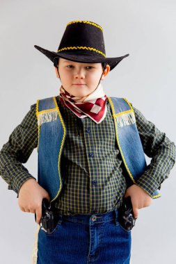 Kovboy kostümlü çocuk