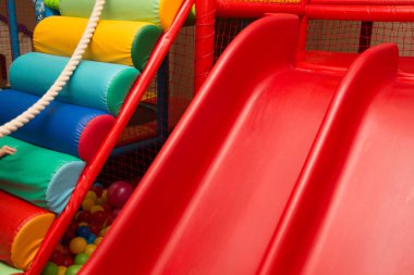 Top havuzunda oynayan çocuklar