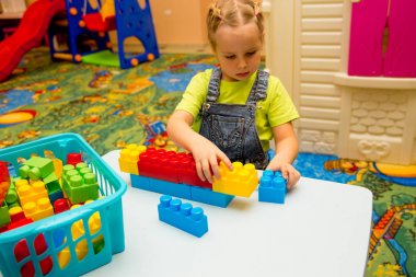 Top havuzunda oynayan çocuklar