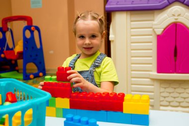 Top havuzunda oynayan çocuklar