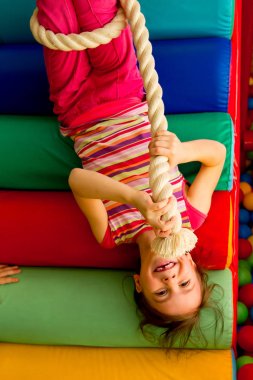 Top havuzunda oynayan çocuklar