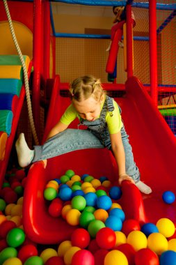 Top havuzunda oynayan çocuklar