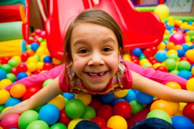 Top havuzunda oynayan çocuklar