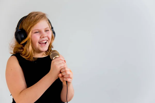 Girl singing with a microphone — Stock Photo, Image