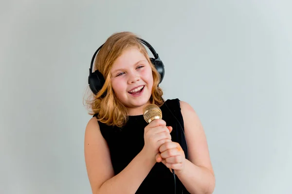 A lány énekel a mikrofon — Stock Fotó