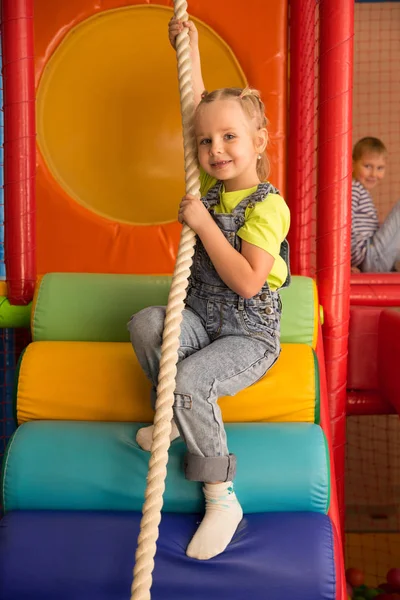 Děti hrají v kaluži koule — Stock fotografie