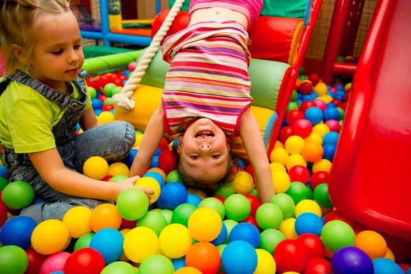 Niños jugando en una piscina de bolas —  Fotos de Stock